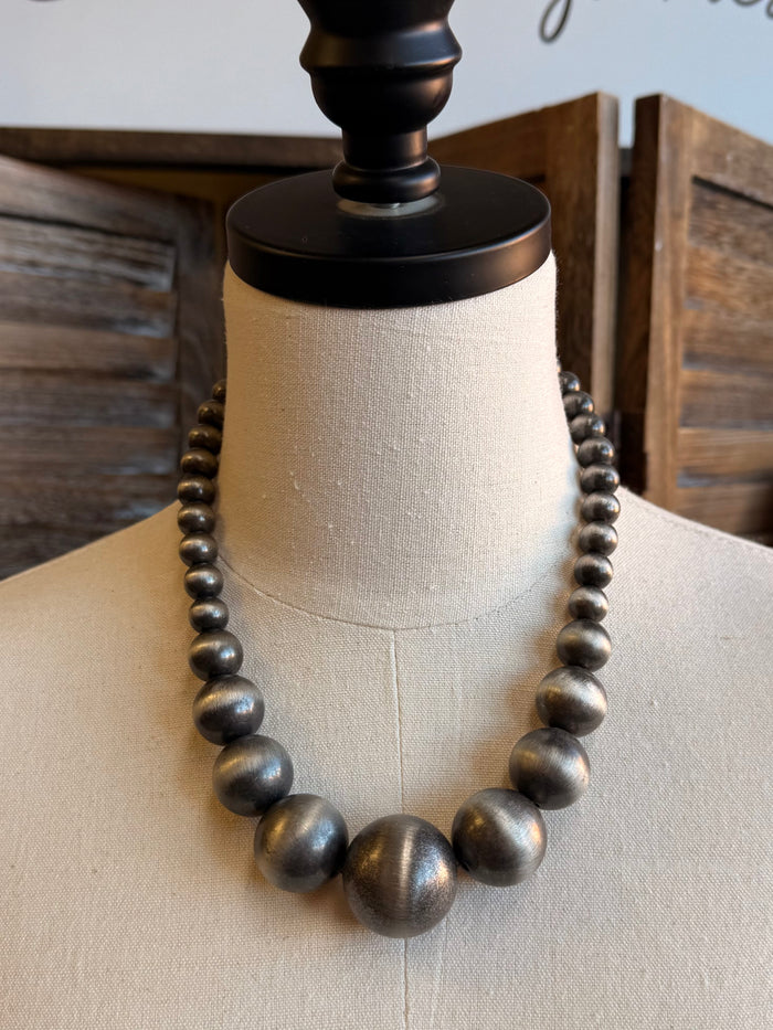 Silver graduated bubble gum pearl necklace, large center beads on a bead strand