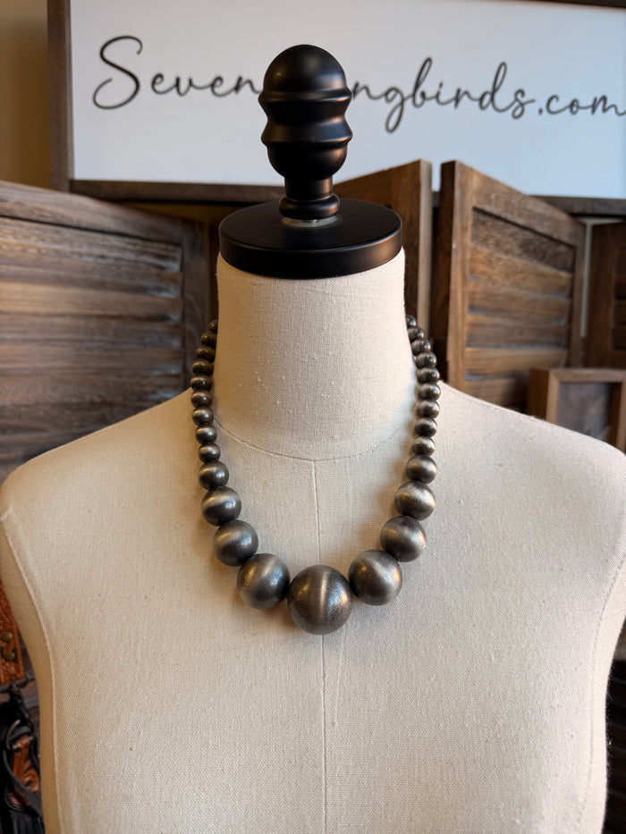 Silver graduated bubble gum pearl necklace with rounded metallic bead clusters