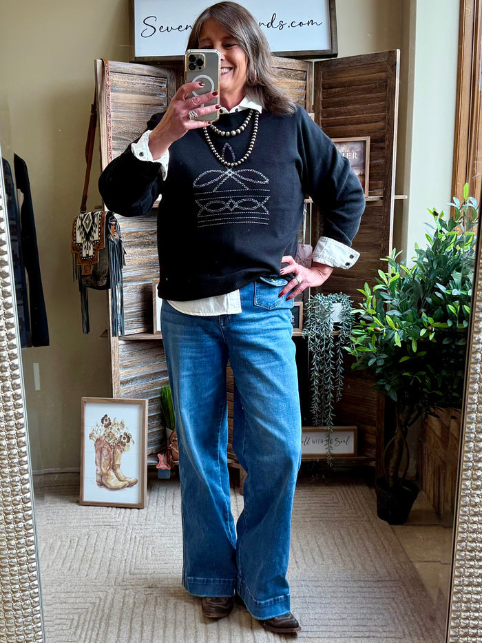 Dark crew neck sweater with stitched front motif and ribbed cuffs