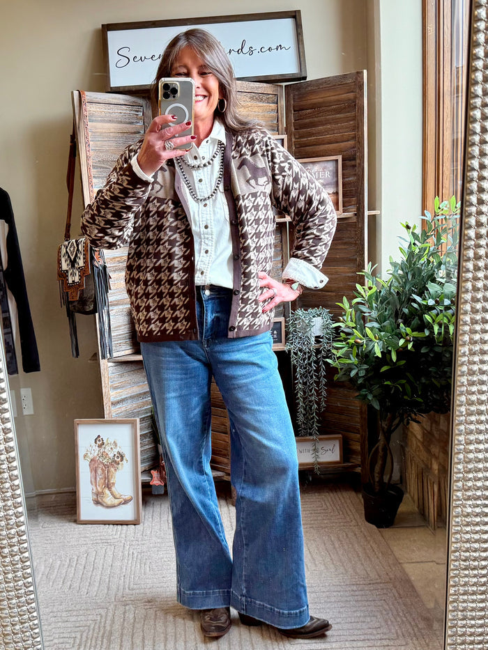 Houndstooth horse-pattern cardigan in brown and cream with long sleeves and front zipper