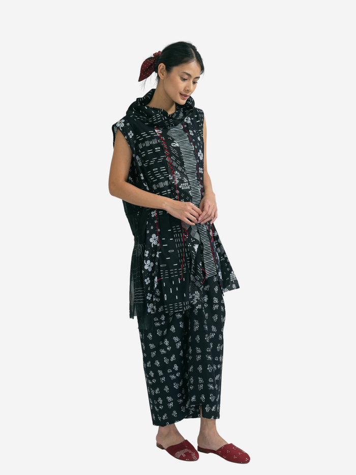 “Nada” - Sleeveless Blouse