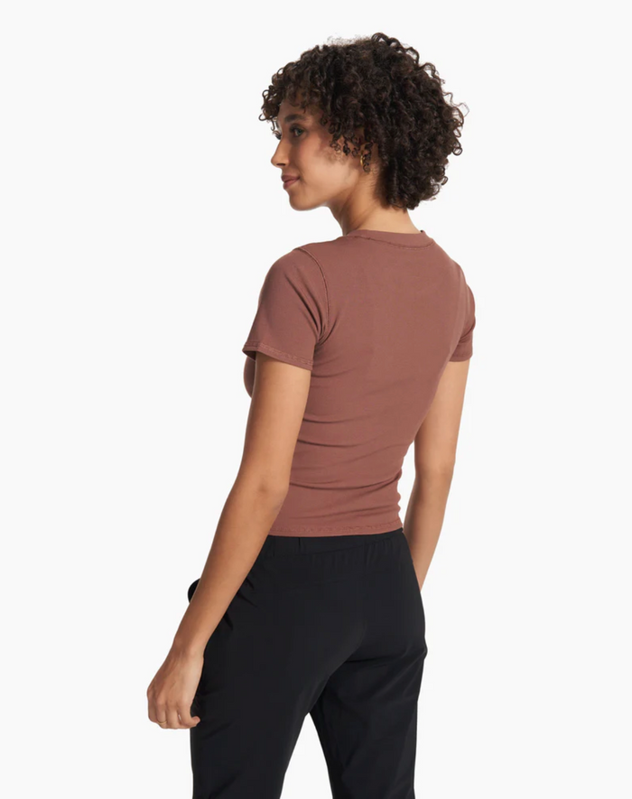 Vuori Pose Fitted Tee
